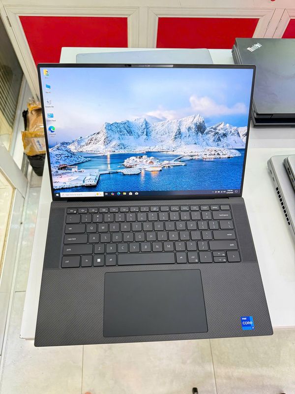 Dell Precision 5570 Mobile Workstation with 8GB Graphics Intel®? Core™? *i7 12800H vPro (24 MB Cache, 14 Core, 20 Logical Cores, 2.50 GHz to 5 GHz, 45 W)